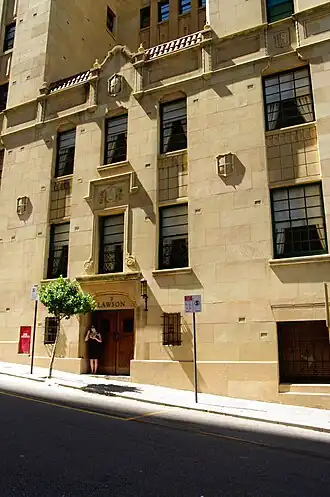 De ingang van de club op Sherwood Court