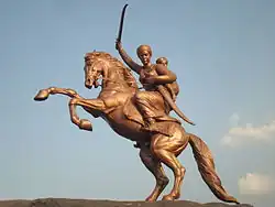 Ruiterbeeld van Rani Lakshmibai met haar zoon in Solapur (India)