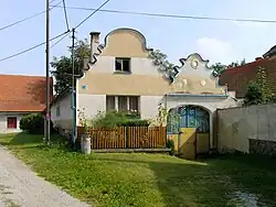 Voormalige boerderij in het dorp (2009)