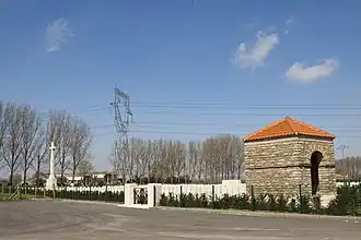 Vooraanzicht van de begraafplaats