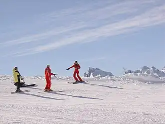 Skileraars van ESF in rood uniform