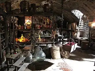 Decor van Perfume: The Story of a Murderer in het Musée des miniatures et décors de cinéma, Lyon. (Jean-Baptiste Grenouille in de destillatieruimte)