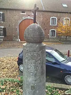 Perroen op de binnenplaats van de pastorie van Villers-l'Evêque