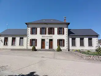 School in Le Quartier