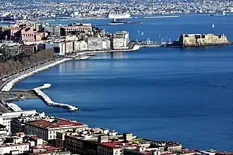 Uitzicht op de kust met Castel dell'Ovo in Napels