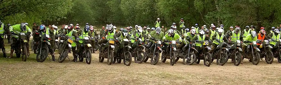 Een Le Mansstart bij endurowedstrijden is ongebruikelijk. Bij een groot deelnemersveld, zoals bij deze internationale militaire wedstrijd, wordt het echter wel gedaan. De Nederlandse rijders hebben een startmotor, maar gebruiken uit sportieve overwegingen de kickstarter