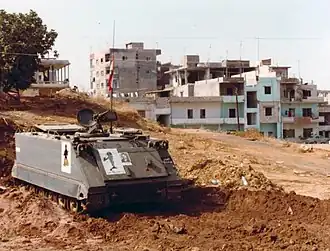 Een APC van het Libanese leger in Beiroet in 1982.