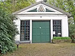 Oude koetshuis, nu bijenstal