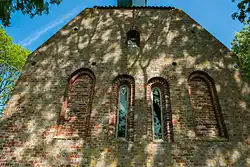 Noordelijk deel van de bij de restauratie ontpleisterde westmuur