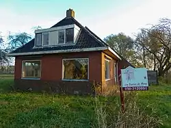 In een leegstaande boerderij groeien inmiddels planten (2012)