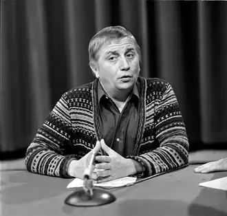 Leen Jongewaard als panellid in Voor een briefkaart op de eerste rang (1974)