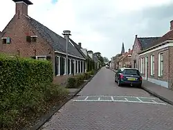 Ingang naar de Westerhofstraat, waaraan kerk en pastorie staan (2010)