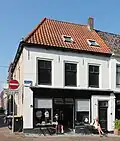 Hoekpand Hoogstraat. Huis met schilddak en gepleisterde gevel