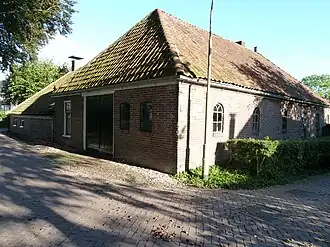 Pand onder zadeldak tegen topgevel (smederij)