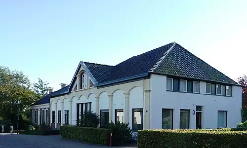 De voormalige lagere school met aangebouwde meesterswoning uit 1863