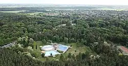 Leersumse Berg met Bosbad en het dorp daarachter. Kijkrichting: zuiden. In de verte is de Nederrijn te ontwaren.