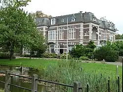 Villa van royale afmetingen, gebouwd voor jonkheer Duco Martena van Burmania Vegelin in 1889
