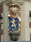 Het wapen op de waag, met schildhouder