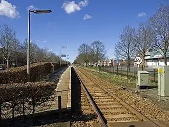 Het westelijke perron (bij de overweg Julianastraat)