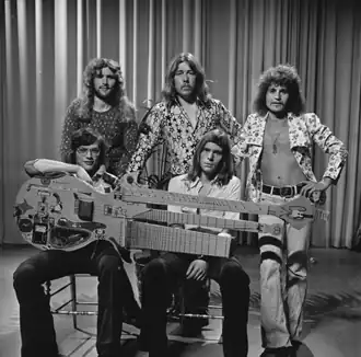 Veerman samen met de andere leden van Left Side tijdens Toppop in 1974