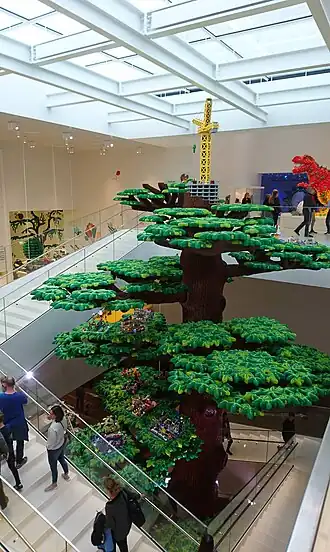 De creativiteitsboom in het LEGO House.
