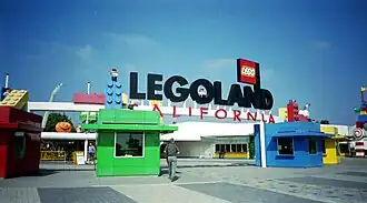 De ingang van Legoland California.
