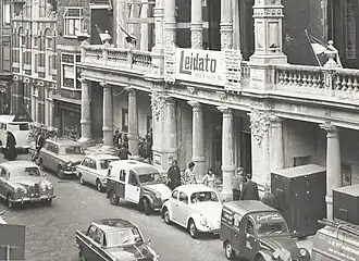 De voorgevel van de Stadsgehoorzaal in Leiden. De opbouw van de huishoudbeurs Leidato '64 is in volle gang.