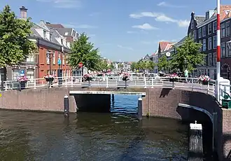 De Alkemadebrug (gezien vanaf de Marebrug)