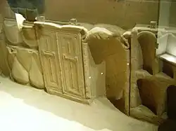 Sarcofaag van Simpelveld met woninginrichting, linksboven twee Hemmoor-emmers