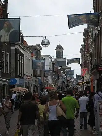 De Haarlemmerstraat gezien vanuit het westen met op de achtergrond de Hartebrugkerk (juli 2006)