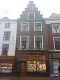 Pand met trapgevel en winkelpui van smid