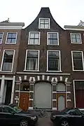 Pand met tuitgevel, onderpui in 19e eeuw verbouwd