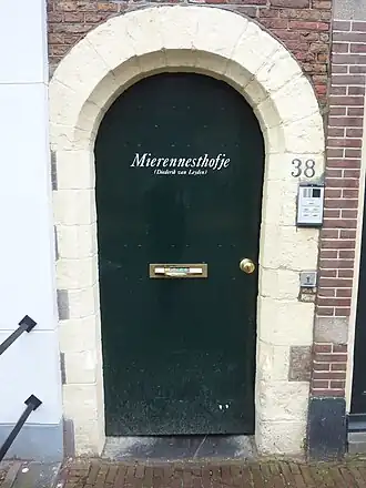 Toegangspoort Mierennesthofje aan de Hooglandse Kerkgracht