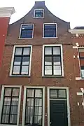 Pand met gewijzigde topgevel. Raamkozijnen nog oorspronkelijk