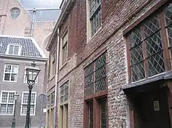 Beschuitsteeg met daaraan het Leiden American Pilgrim Museum