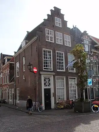 Pand met trapgevel. Vensters gewijzigd