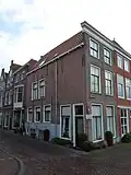 Pand met zijgevel van 19e-eeuwse lijstgevel