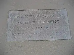 Gedenksteen aan de gevel van het huis van Paul Ehrenfest en Tatiana Afanassjewa, Witte Rozenstraat 57, Leiden. "Hier woonde en werkte - 1933 Professor Ehrenfest aangeboden door het dispuut Christiaan Huygens 1-5-1971"