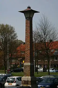 Straatlantaarn voor de ingang, 2010[17]