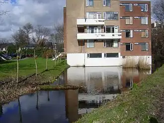 Een van de studentenflats met resten van kasteel Paddenpoel