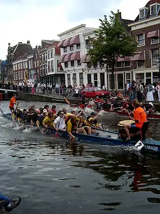 Dragonboatrace, Lakenfeesten 2005. Links de Aalmarkt, rechts de Boommarkt.