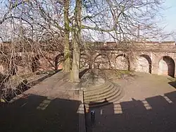 Burcht van Leiden met een weergang op spaarbogen (11e of 12e eeuw)