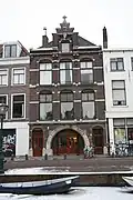 Voormalige bierhandel met bovenwoning en pakhuis in de bouwstijl van de Neo- Hollandse Renaissance Oude Leidse Bierbrouwerij nu als monumentenwoning