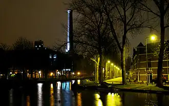 De Maresingel richting het westen met de schoorsteen van de Lichtfabriek.