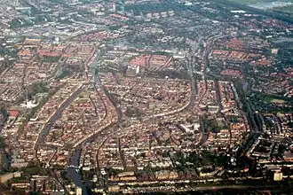 De Leidse binnenstad met de Rijn, grachten en singels duidelijk zichtbaar