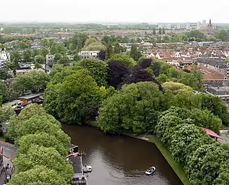 Zicht op de begraafplaats van het dak van de Meelfabriek