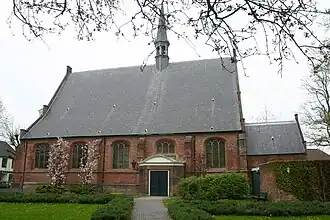 Ned.Herv.Kerk. Middenschip en smalle zijbeuken, rechthoekig gebouw