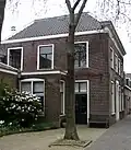 Rechthoekig huis met rechte kroonlijst