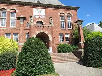 Ingang met lantaarnpalen, een apart rijksmonument