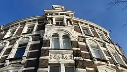 Beeldhouwwerk tot hoog in de gevel (november 2019)